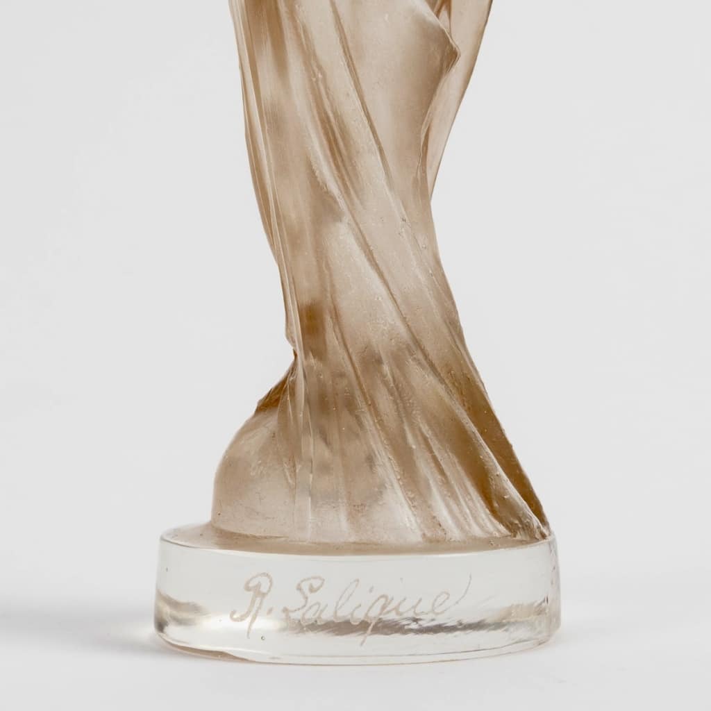 Statuette « Moyenne Voilée » verre blanc patiné sépia de René LALIQUE 9