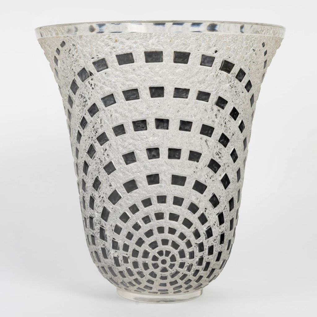 Vase « Damiers » verre blanc émaillé noir de René LALIQUE 2