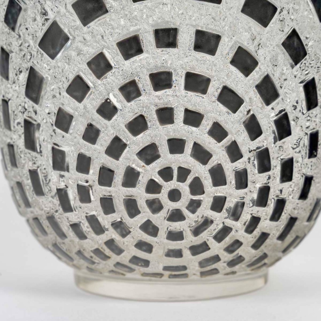 Vase « Damiers » verre blanc émaillé noir de René LALIQUE 5