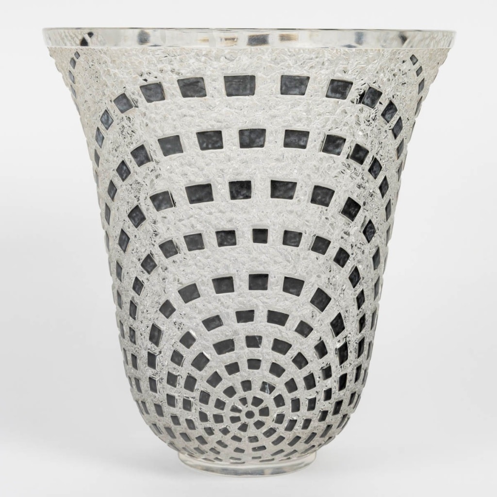 Vase « Damiers » verre blanc émaillé noir de René LALIQUE 3