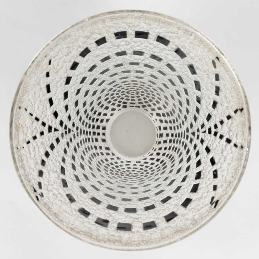 Vase « Damiers » verre blanc émaillé noir de René LALIQUE 7