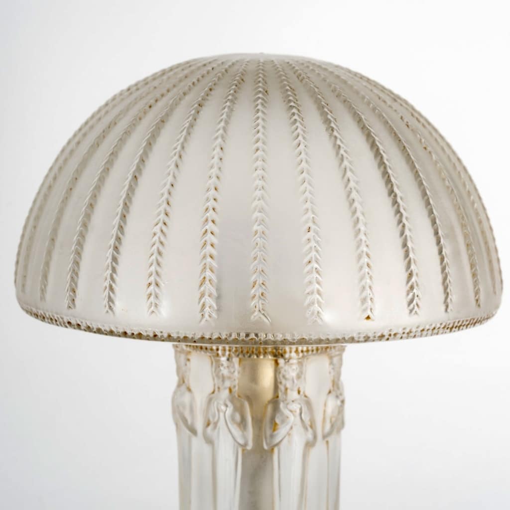 Lampe « Cariatides » verre blanc patiné sépia de René LALIQUE 5
