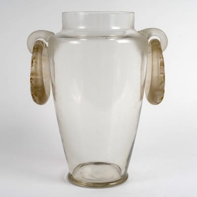 Vase « Deux Anneaux Lézards » verre blanc patiné sépia de René LALIQUE