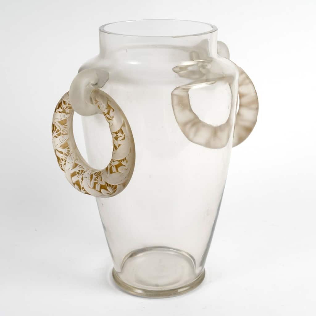 Vase « Deux Anneaux Lézards » verre blanc patiné sépia de René LALIQUE 4