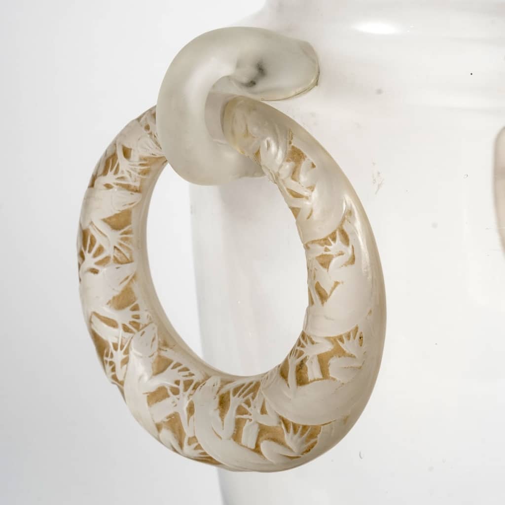 Vase « Deux Anneaux Lézards » verre blanc patiné sépia de René LALIQUE 7