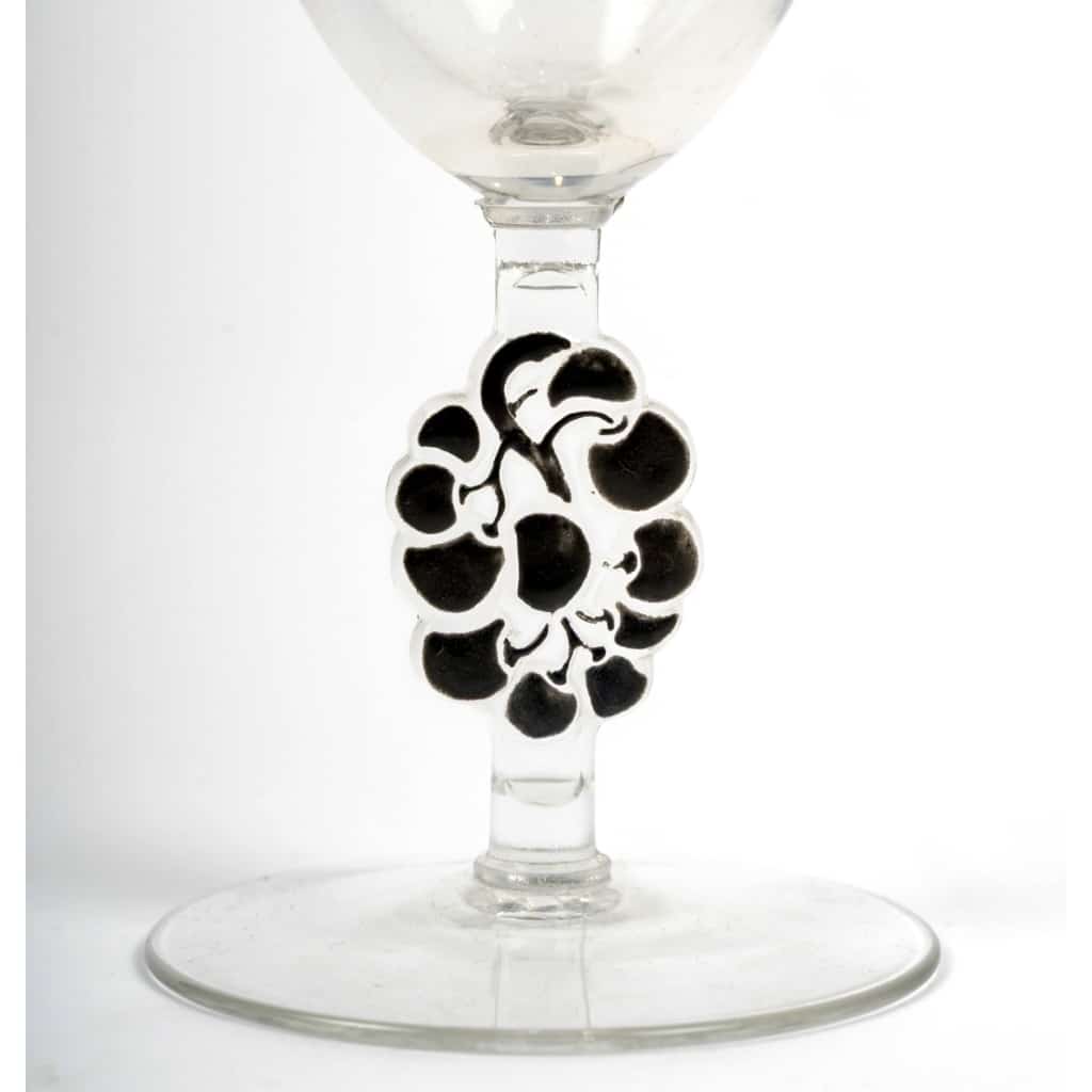 Suite de 14 Verres « Thionville » verre blanc émaillé noir de René LALIQUE 4