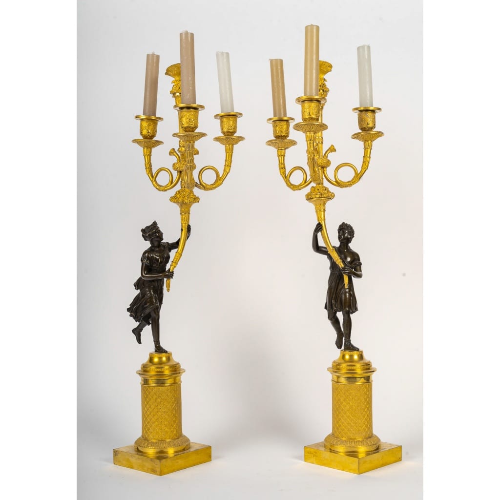 Paire de candélabres en bronze à décor de figures antiques, époque Empire vers 1805-1810 4