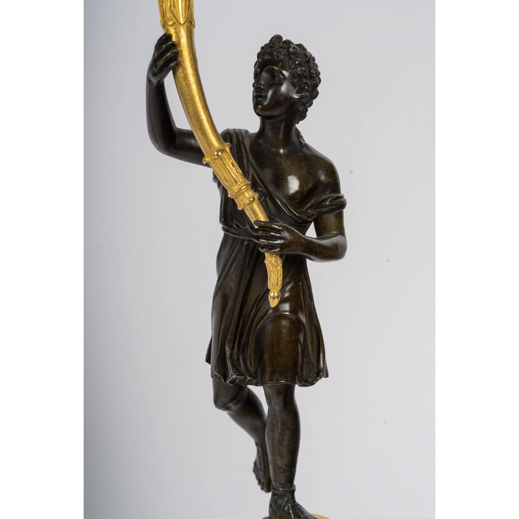 Paire de candélabres en bronze à décor de figures antiques, époque Empire vers 1805-1810 8