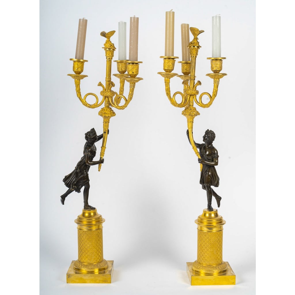 Paire de candélabres en bronze à décor de figures antiques, époque Empire vers 1805-1810 12