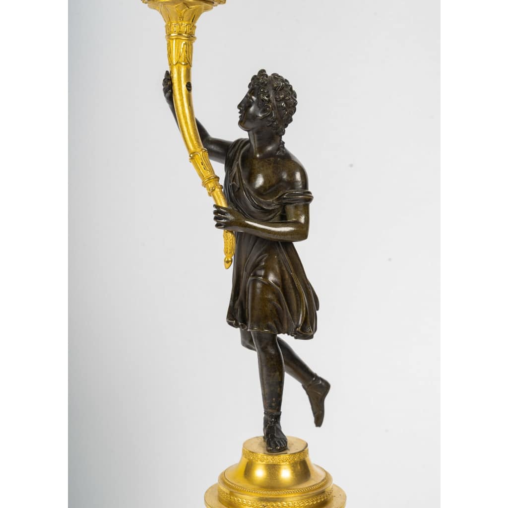 Paire de candélabres en bronze à décor de figures antiques, époque Empire vers 1805-1810 10
