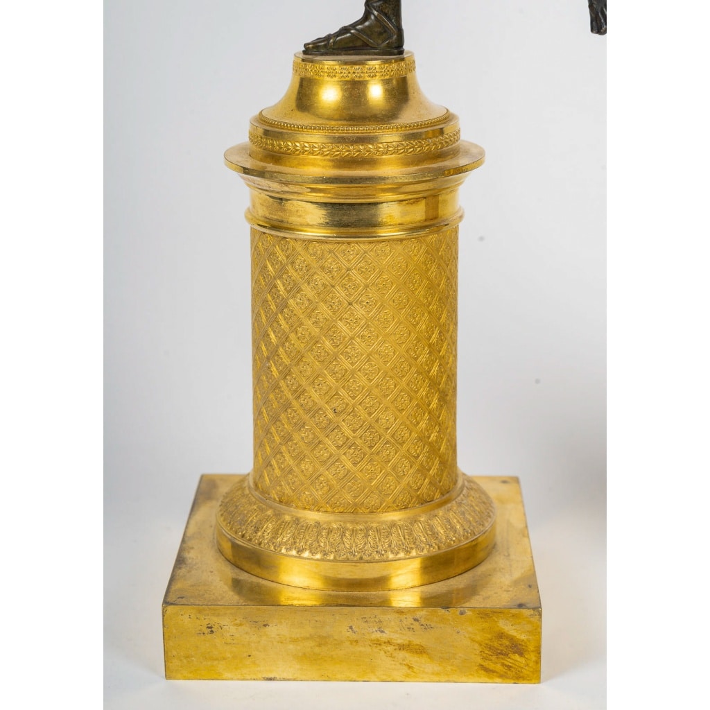 Paire de candélabres en bronze à décor de figures antiques, époque Empire vers 1805-1810 11