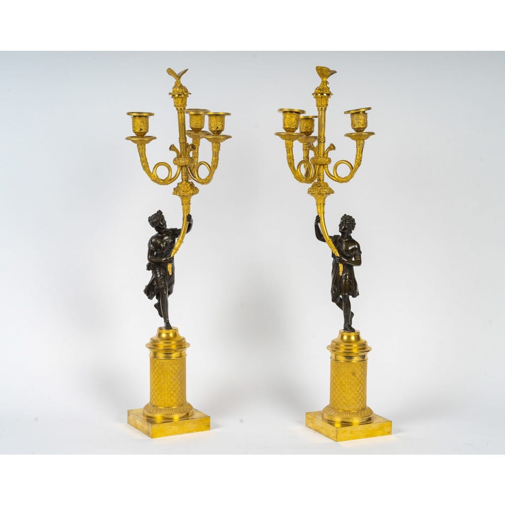 Paire de candélabres en bronze à décor de figures antiques, époque Empire vers 1805-1810 16