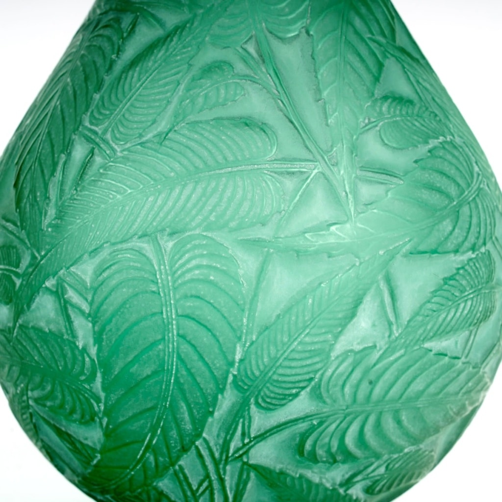 Vase « Sauges » verre vert émeraude patiné blanc de René LALIQUE 8