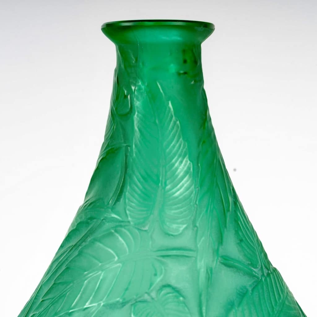 Vase « Sauges » verre vert émeraude patiné blanc de René LALIQUE 7