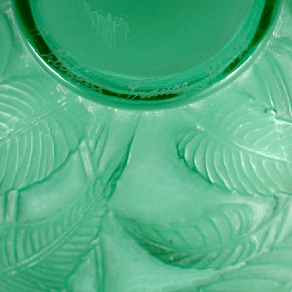 Vase « Sauges » verre vert émeraude patiné blanc de René LALIQUE 9