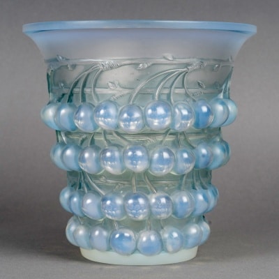Vase « Montmorency » verre opalescent patiné bleu de René LALIQUE