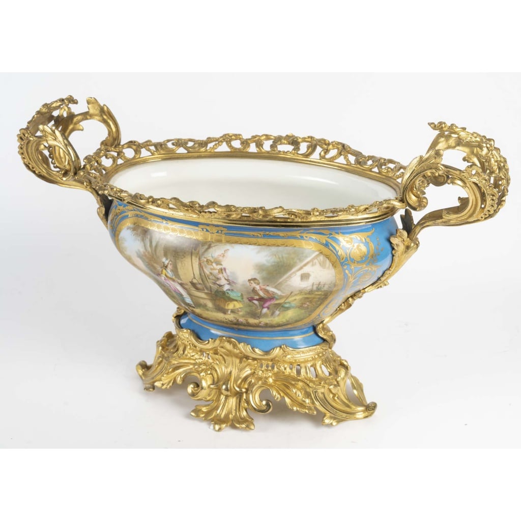 Grande coupe en porcelaine de Sèvres – XIXᵉ siècle, monture en bronze doré style Louis XV