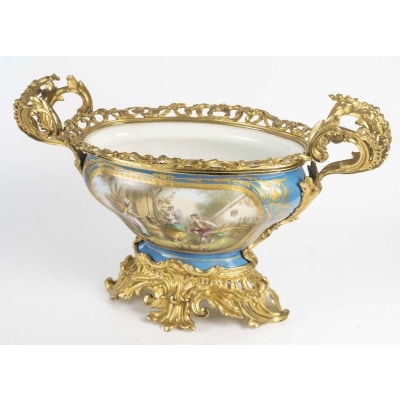 Grande coupe en porcelaine de Sèvres – XIXᵉ siècle, monture en bronze doré style Louis XV