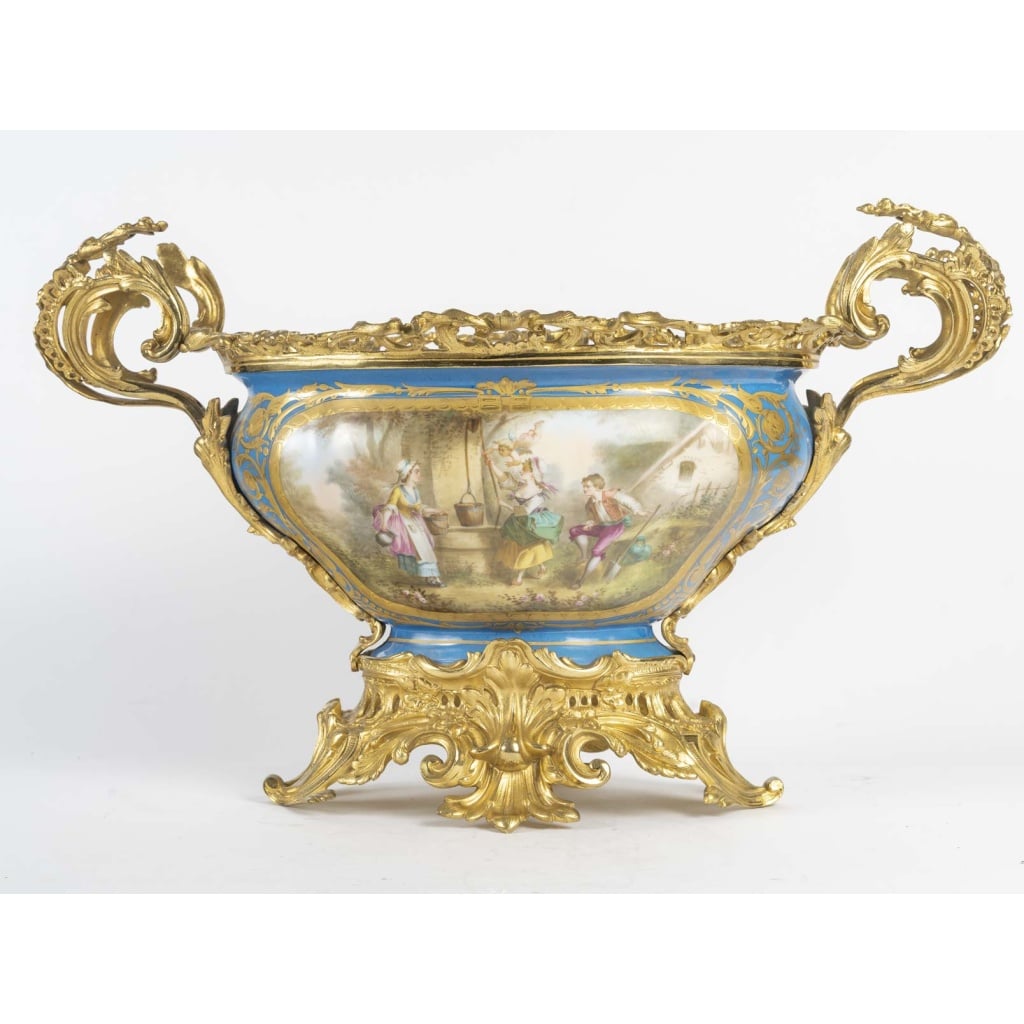 Grande coupe en porcelaine de Sèvres – XIXᵉ siècle, monture en bronze doré style Louis XV 3 Grande coupe en porcelaine de Sèvres – XIXᵉ siècle, monture en bronze doré style Louis XV 3