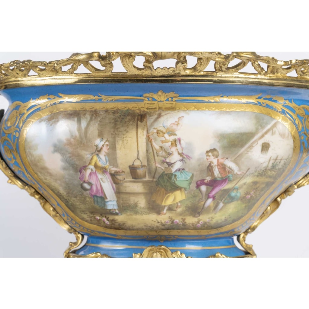 Grande coupe en porcelaine de Sèvres – XIXᵉ siècle, monture en bronze doré style Louis XV 4 Grande coupe en porcelaine de Sèvres – XIXᵉ siècle, monture en bronze doré style Louis XV 4