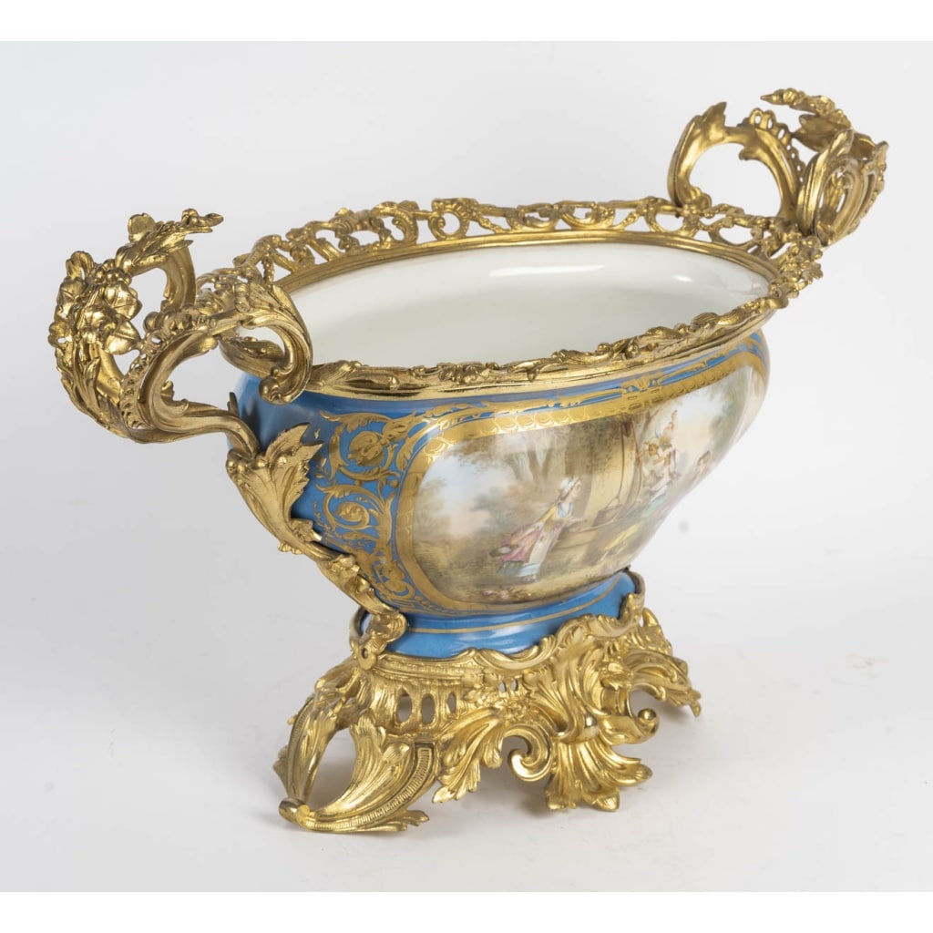 Grande coupe en porcelaine de Sèvres – XIXᵉ siècle, monture en bronze doré style Louis XV 6 Grande coupe en porcelaine de Sèvres – XIXᵉ siècle, monture en bronze doré style Louis XV 6