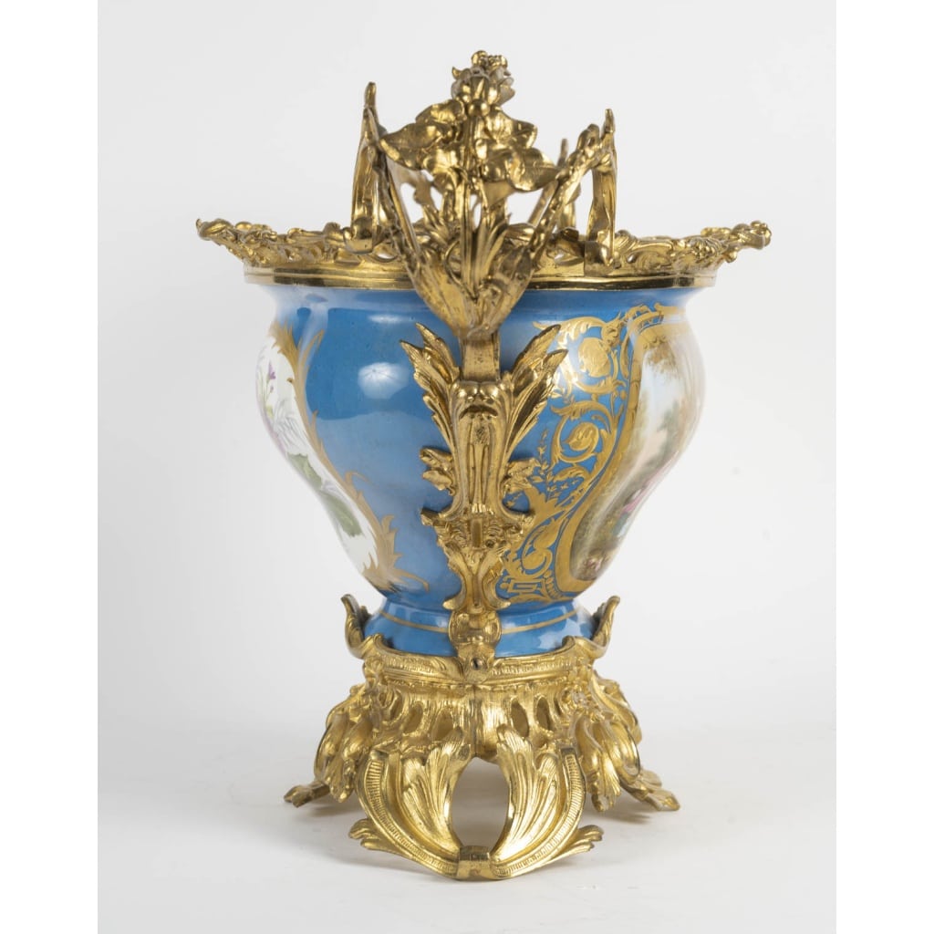 Grande coupe en porcelaine de Sèvres – XIXᵉ siècle, monture en bronze doré style Louis XV 7 Grande coupe en porcelaine de Sèvres – XIXᵉ siècle, monture en bronze doré style Louis XV 7