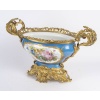 Grande coupe en porcelaine de Sèvres – XIXᵉ siècle, monture en bronze doré style Louis XV 18 Grande coupe en porcelaine de Sèvres – XIXᵉ siècle, monture en bronze doré style Louis XV 18
