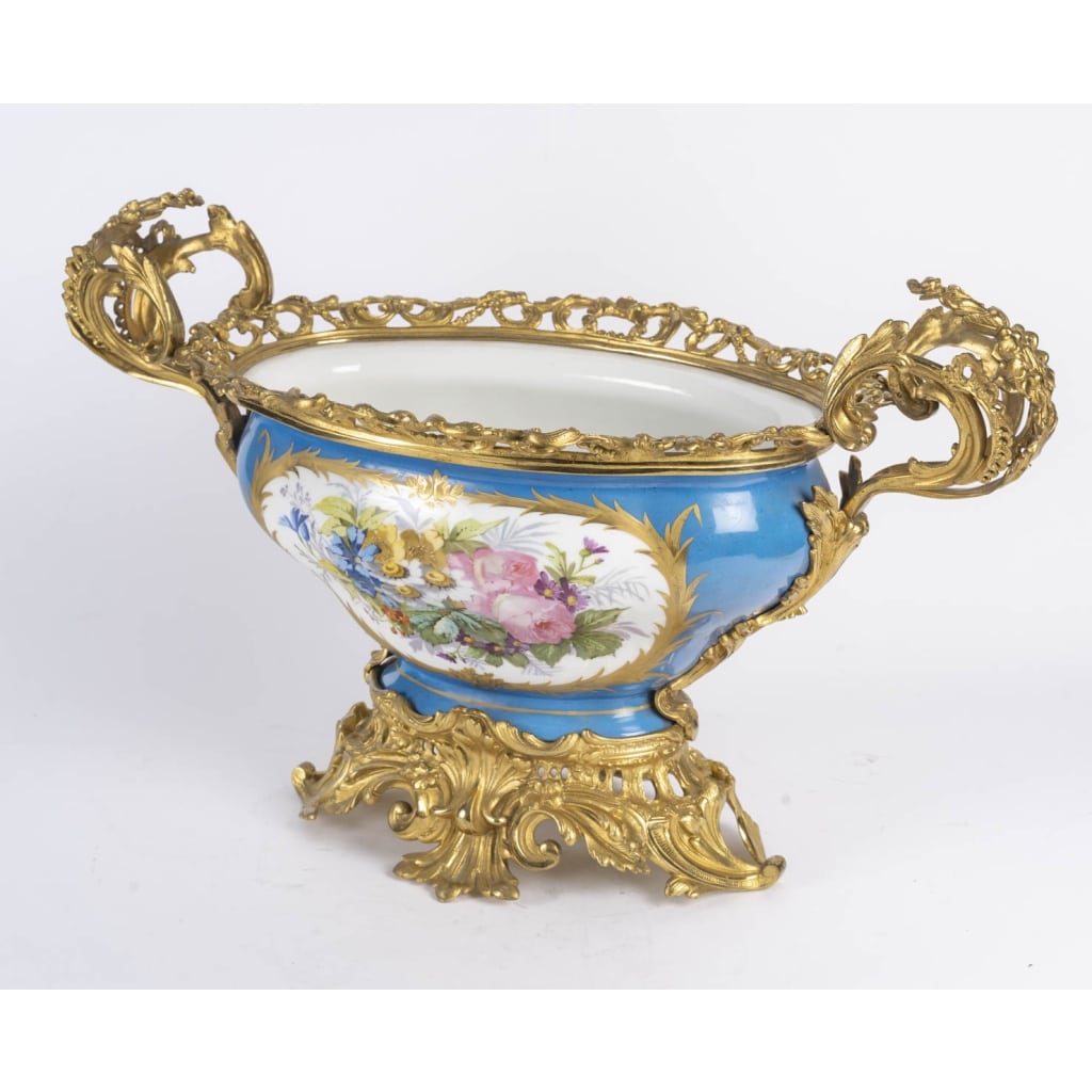 Grande coupe en porcelaine de Sèvres – XIXᵉ siècle, monture en bronze doré style Louis XV 8 Grande coupe en porcelaine de Sèvres – XIXᵉ siècle, monture en bronze doré style Louis XV 8