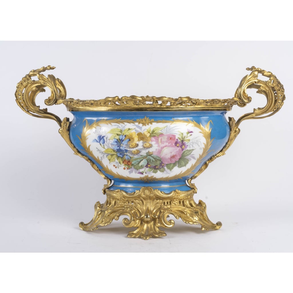 Grande coupe en porcelaine de Sèvres – XIXᵉ siècle, monture en bronze doré style Louis XV 9 Grande coupe en porcelaine de Sèvres – XIXᵉ siècle, monture en bronze doré style Louis XV 9