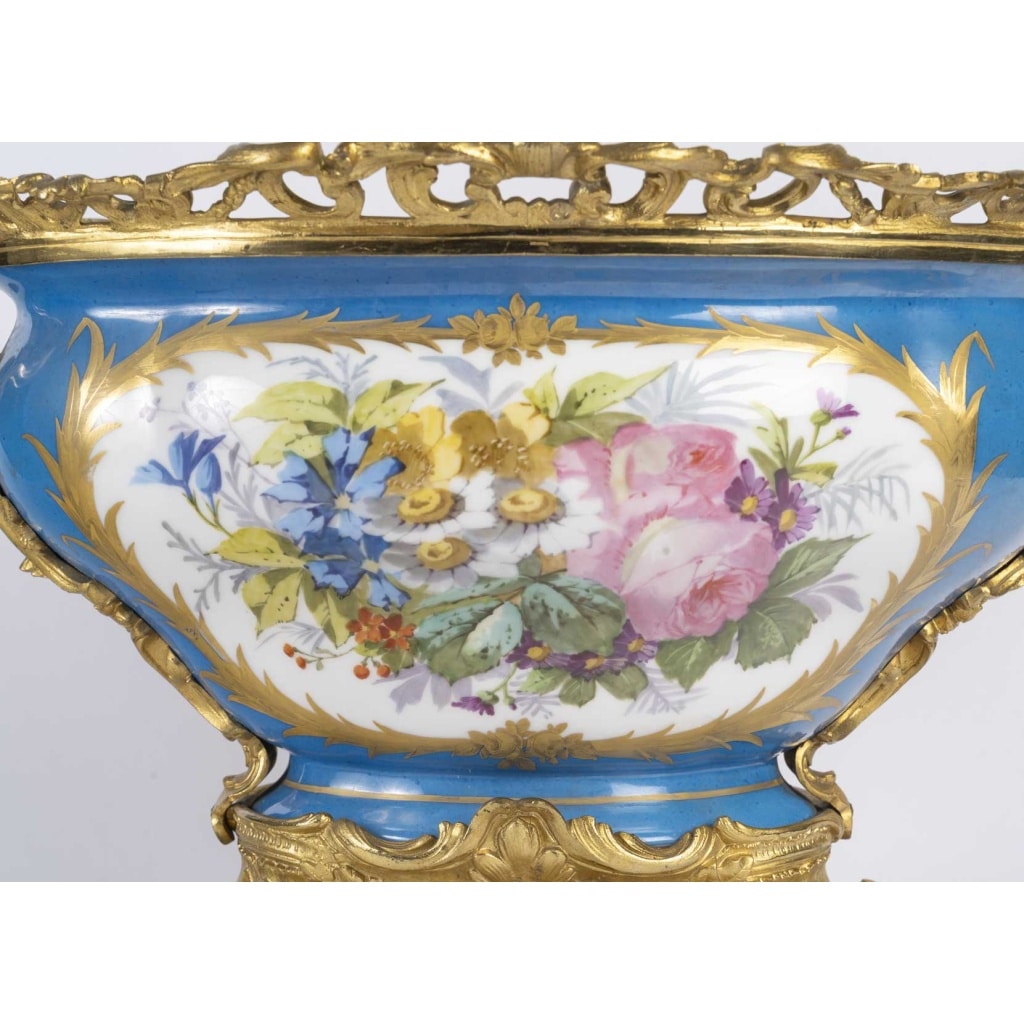 Grande coupe en porcelaine de Sèvres – XIXᵉ siècle, monture en bronze doré style Louis XV 10 Grande coupe en porcelaine de Sèvres – XIXᵉ siècle, monture en bronze doré style Louis XV 10