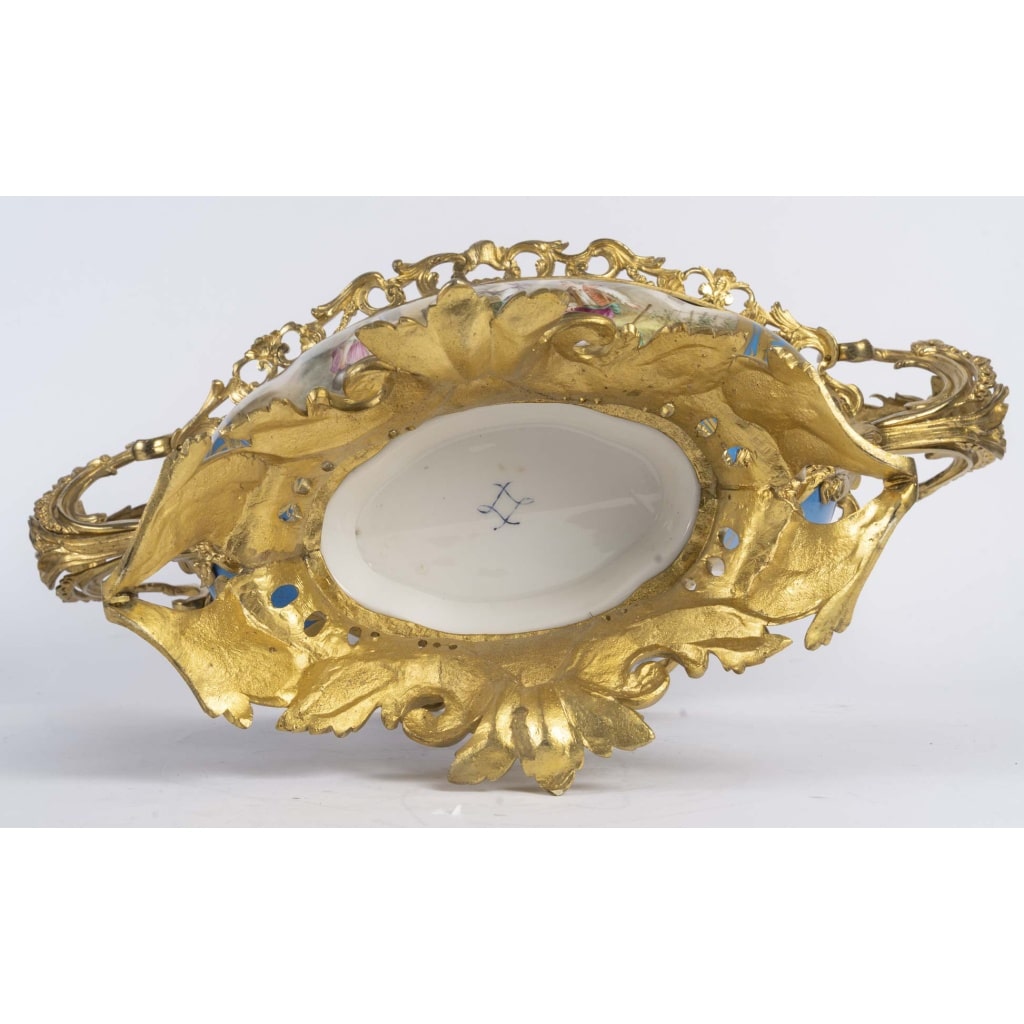 Grande coupe en porcelaine de Sèvres – XIXᵉ siècle, monture en bronze doré style Louis XV 11 Grande coupe en porcelaine de Sèvres – XIXᵉ siècle, monture en bronze doré style Louis XV 11