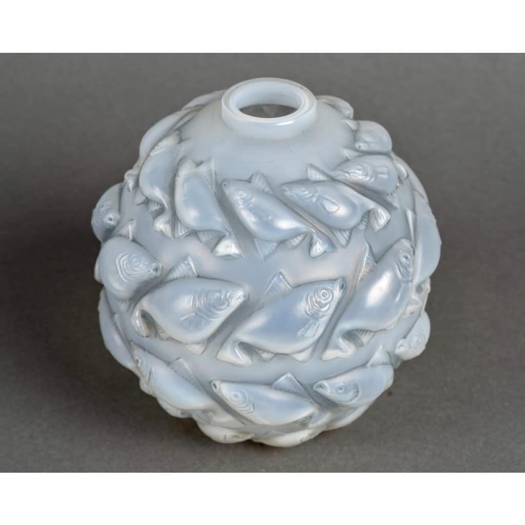 Vase « Camaret » verre opalescent patiné bleu de René LALIQUE 4