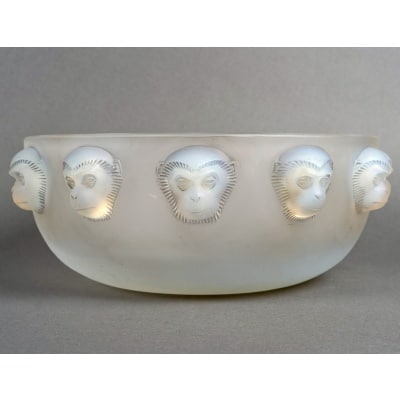 Coupe « Madagascar » verre opalescent patiné gris de René LALIQUE