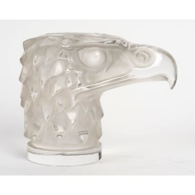 Mascotte Automobile « Tête d&rsquo;Aigle » verre blanc patiné gris de René LALIQUE