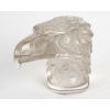 Mascotte Automobile « Tête d&rsquo;Aigle » verre blanc patiné gris de René LALIQUE 8