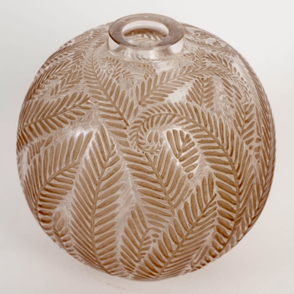 Vase « Palmes » verre blanc patiné sépia de René LALIQUE 4