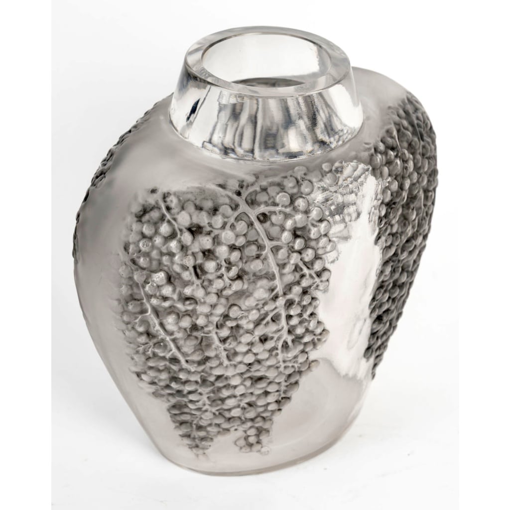 Vase « Poivre » verre blanc patiné gris de René LALIQUE 3