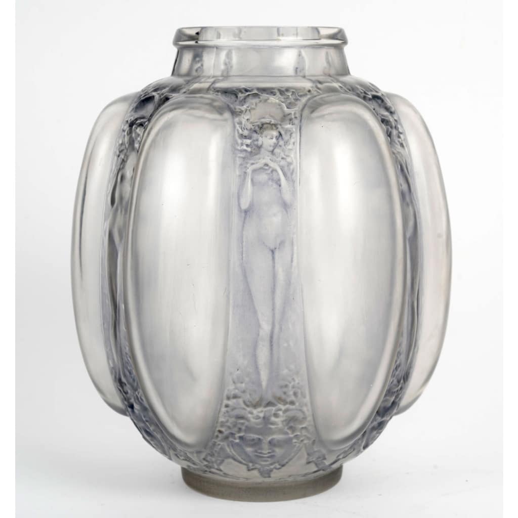 Vase « Six Figurines et Masques » verre blanc patiné bleu de René LALIQUE 2