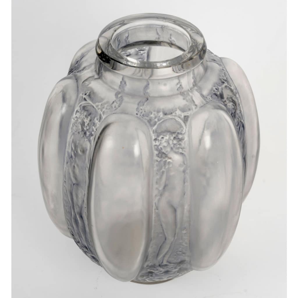 Vase « Six Figurines et Masques » verre blanc patiné bleu de René LALIQUE 7