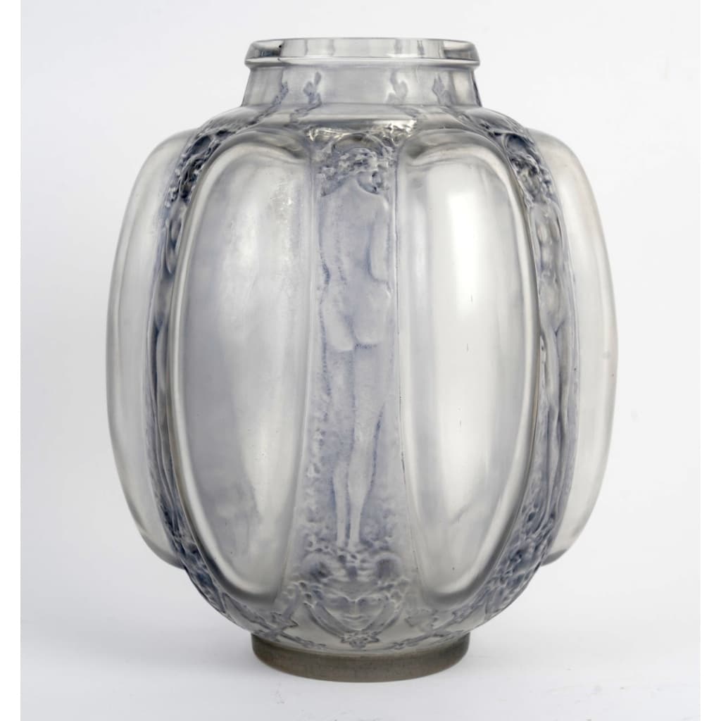Vase « Six Figurines et Masques » verre blanc patiné bleu de René LALIQUE 3