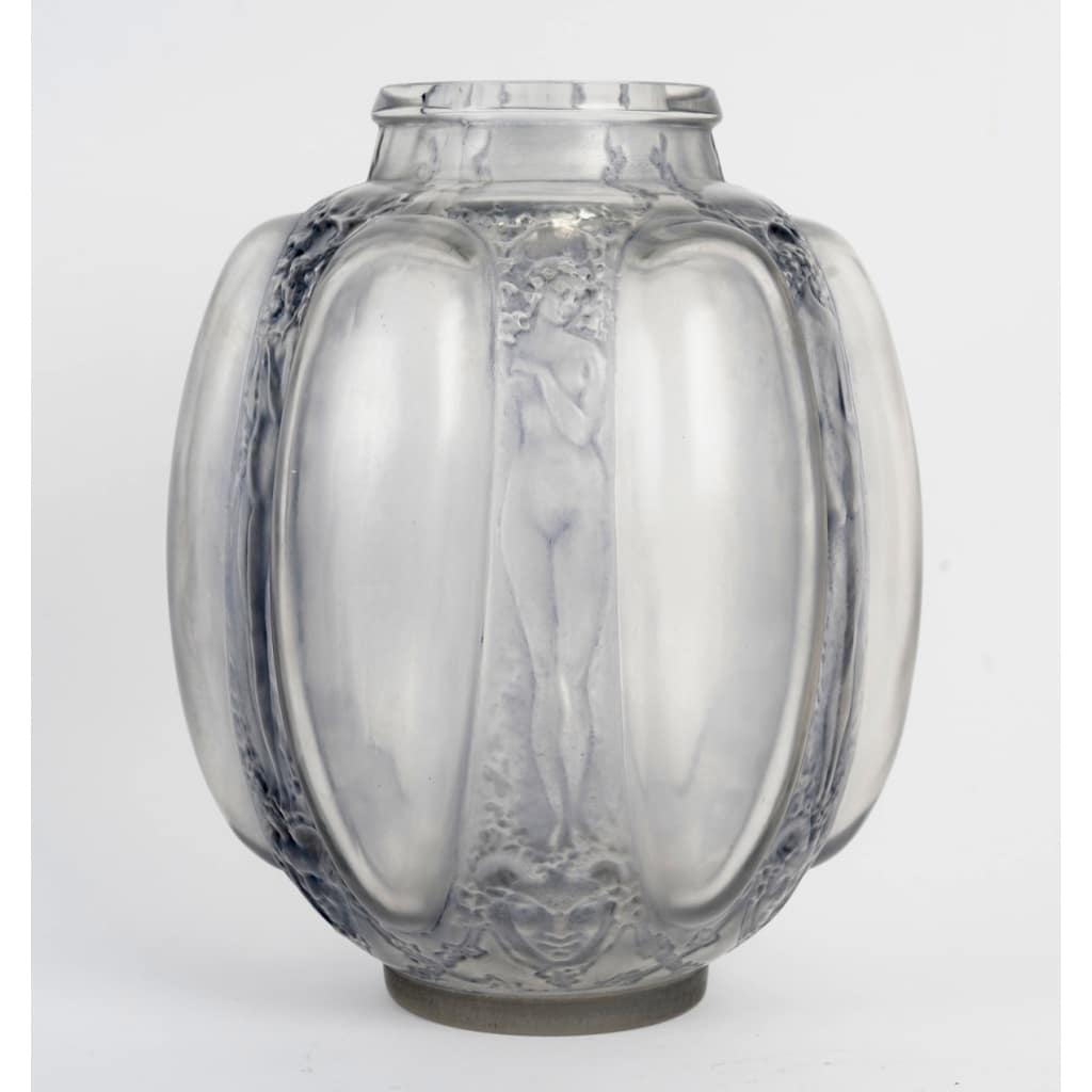 Vase « Six Figurines et Masques » verre blanc patiné bleu de René LALIQUE 4