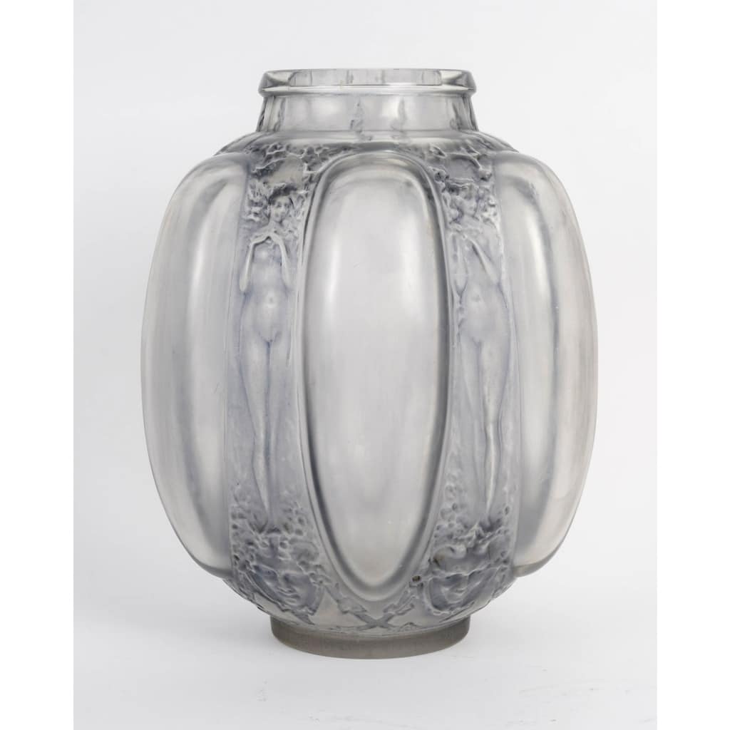 Vase « Six Figurines et Masques » verre blanc patiné bleu de René LALIQUE 5