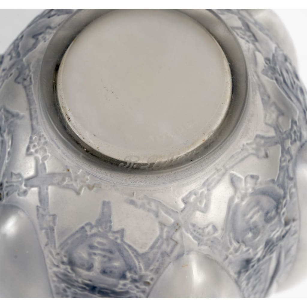 Vase « Six Figurines et Masques » verre blanc patiné bleu de René LALIQUE 8