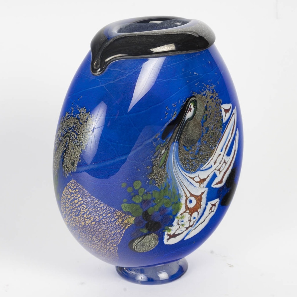 Vase ovoïde en verre bleu signé PIERINI 2
