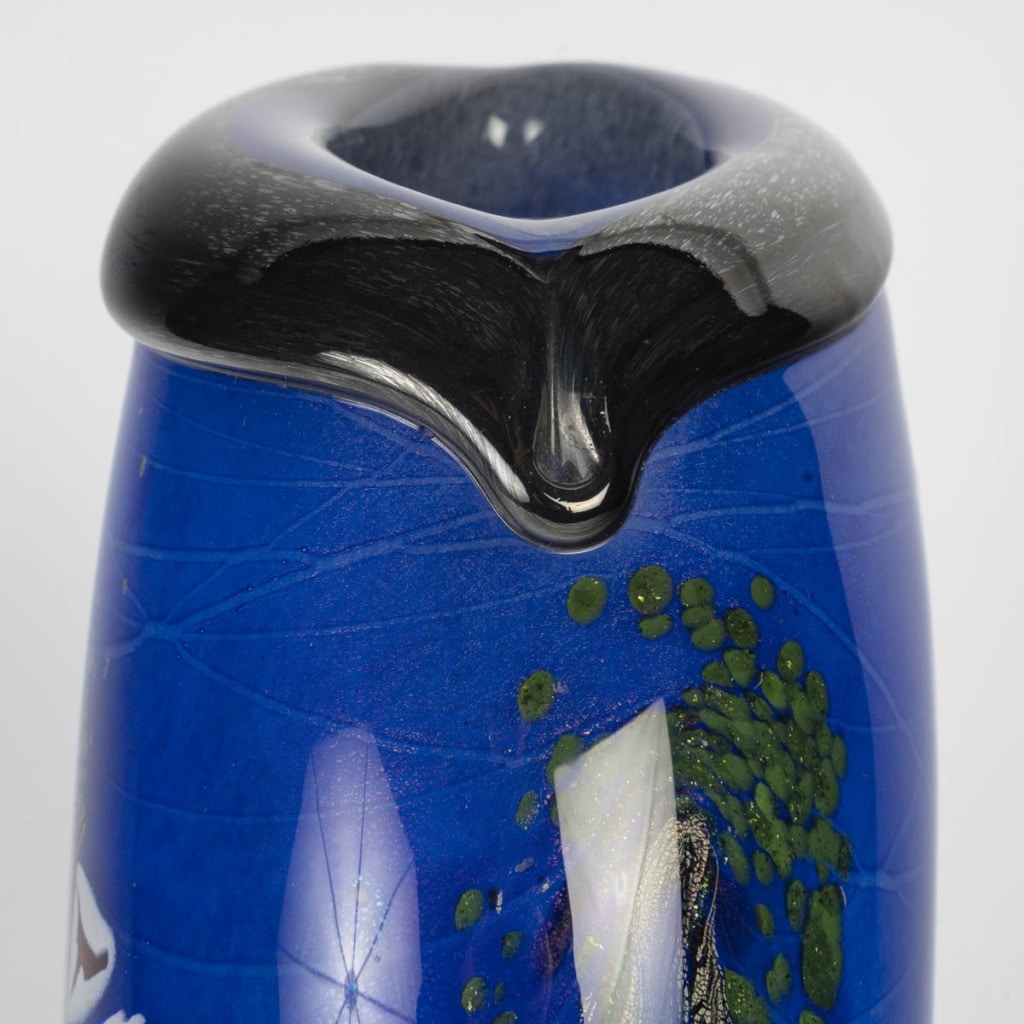 Vase ovoïde en verre bleu signé PIERINI 8