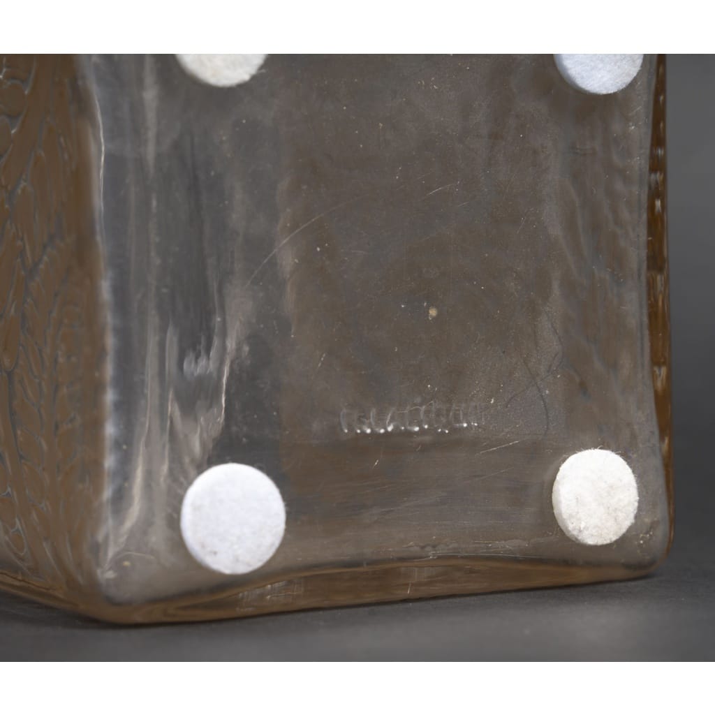 René LALIQUE – Vase carré « Myrrhis » 1926 12