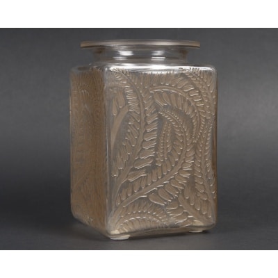 René LALIQUE – Vase carré « Myrrhis » 1926 2 René LALIQUE – Vase carré « Myrrhis » 1926 2
