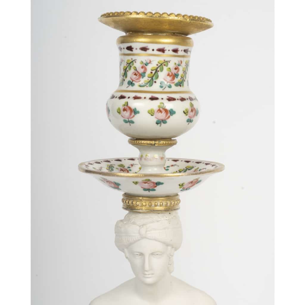 Une paire de bougeoirs en porcelaine et biscuit de sèvres, XIXème siècle 4