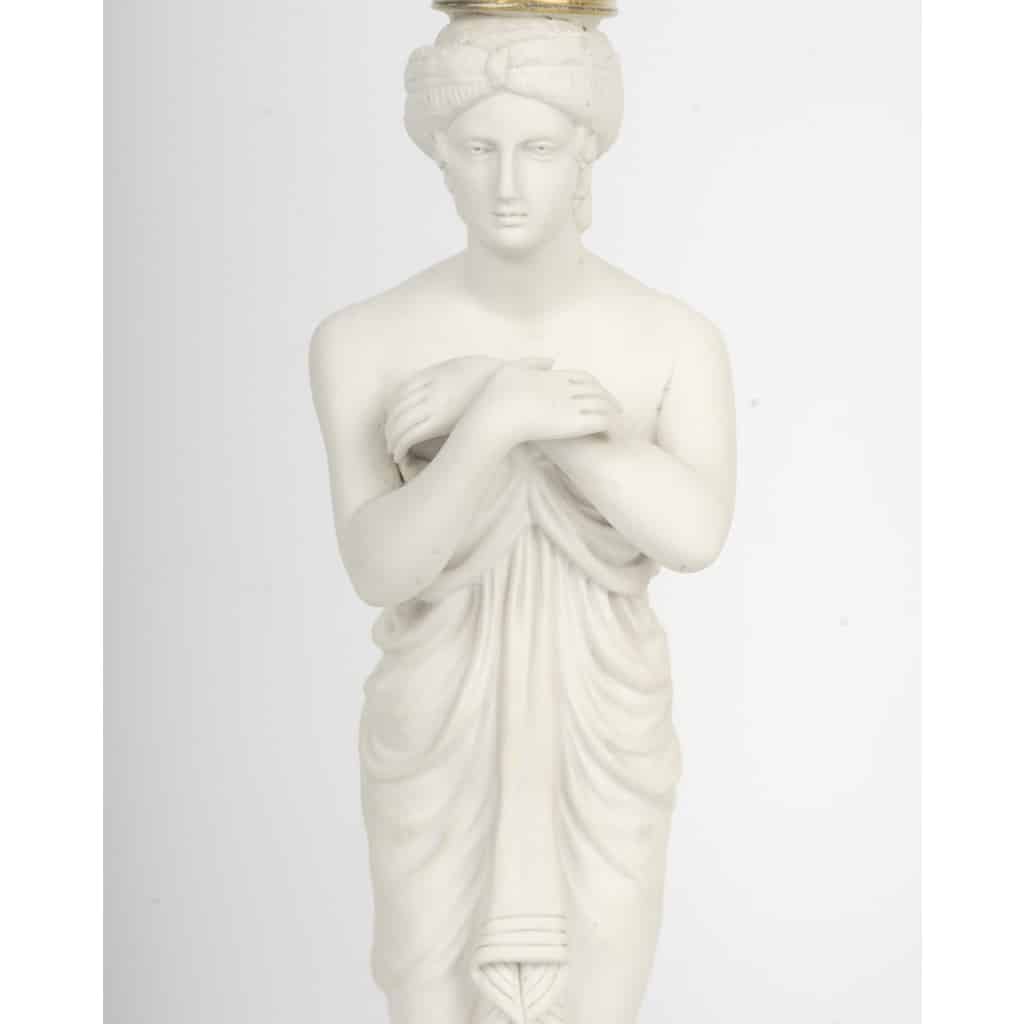 Une paire de bougeoirs en porcelaine et biscuit de sèvres, XIXème siècle 5