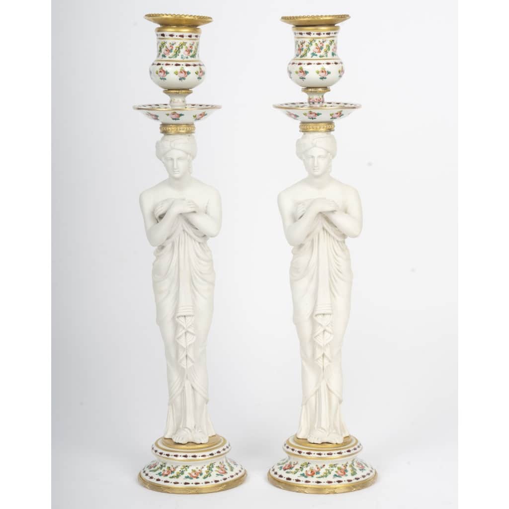 Une paire de bougeoirs en porcelaine et biscuit de sèvres, XIXème siècle 6
